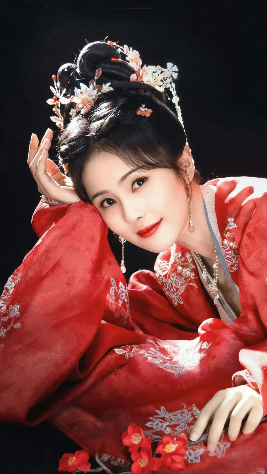 Story of Kunning Palace heroine Jiang Xuening in a red embroidered costume and floral headdress