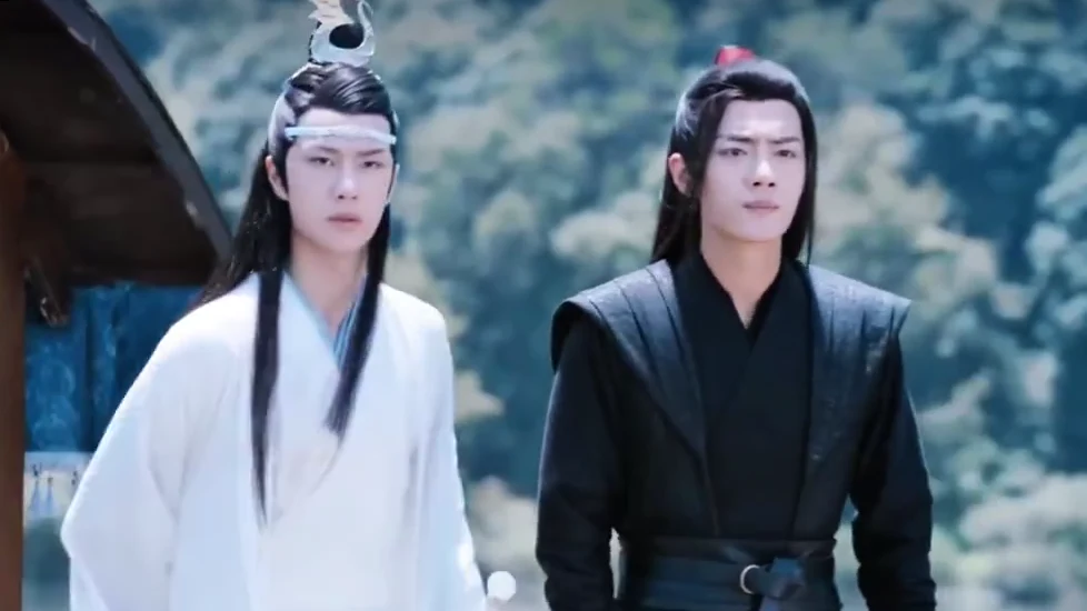 Lan Wangji and Wei Wuxian walking at the same pace in a scene shared on Xiaohongshu