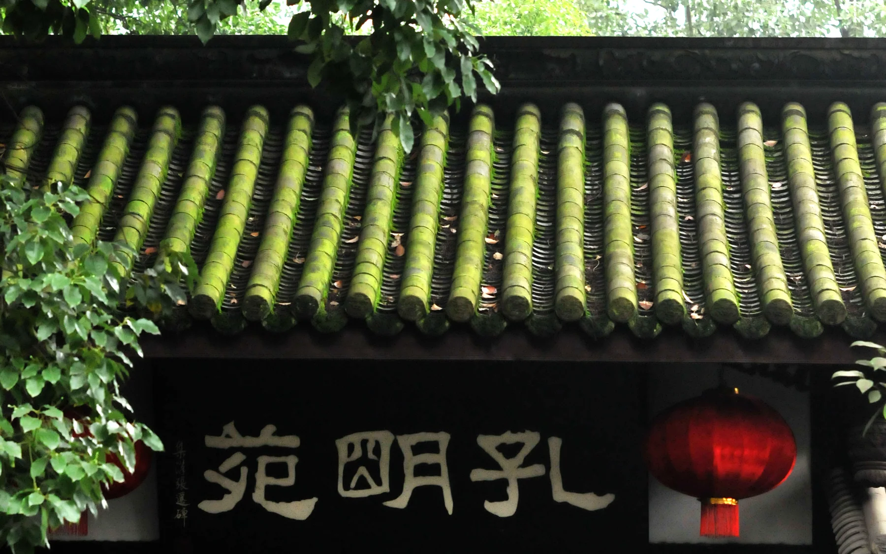 Wuhou Shrine on a route that connects Three Kingdoms memory with the surrounding district