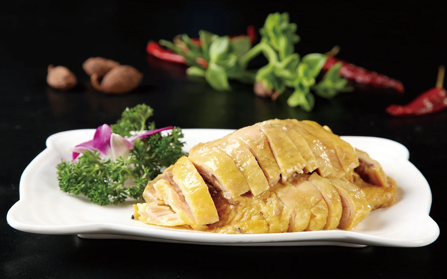 Sliced Kaifeng barrel chicken as a cold-dish alternative to the city's famous soup dumplings