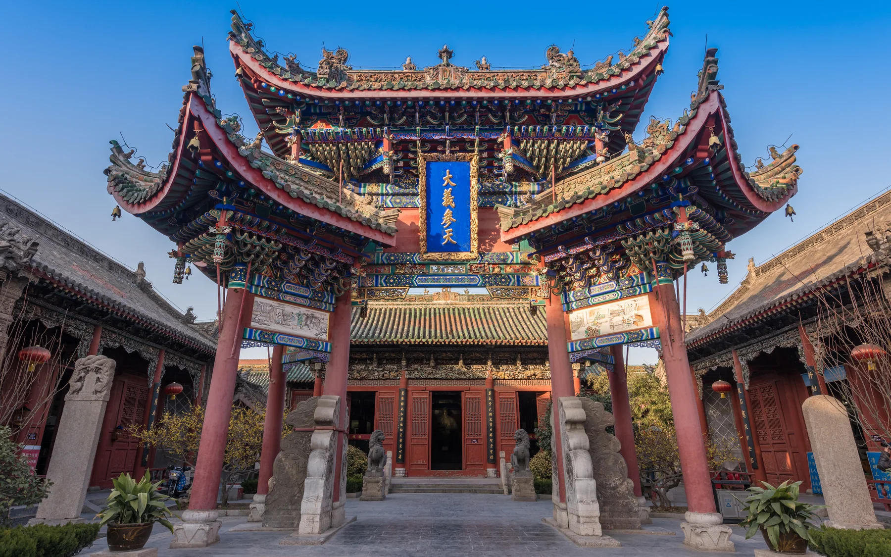 A guild-hall courtyard that rewards a slower architecture stop