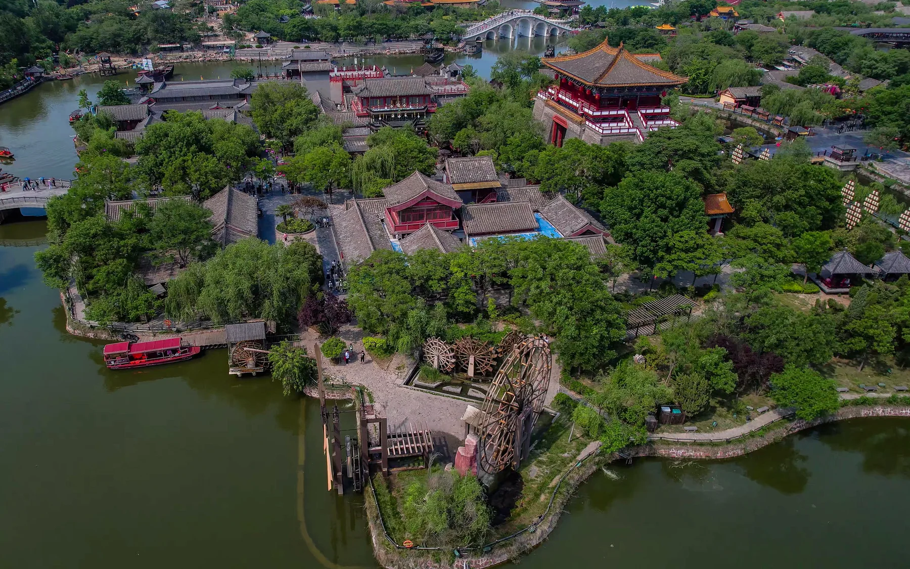 Waterwheel landscape clarifying the walking scale inside Qingming Riverside Garden